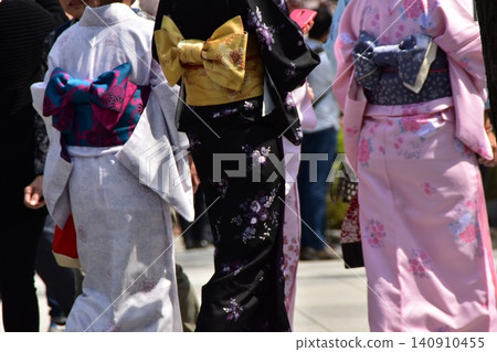 遊客正在參觀日本東京淺草寺;一位身穿漂亮和服的女子。 遊客正在參觀日本東京淺草寺;一位身穿漂亮和服的女子。 140910455