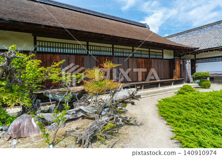 京都市山科區觀修寺:書院(學習堂)與檜柏樹 京都市山科區觀修寺:書院(學習堂)與檜柏樹 140910974