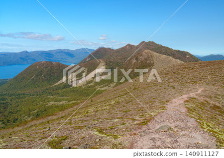 從北海道苫小牧市樽前山登山道上眺望福布希山和支笏湖的秋景。 (旅遊景點) 從北海道苫小牧市樽前山登山道上眺望福布希山和支笏湖的秋景。 (旅遊景點) 140911127