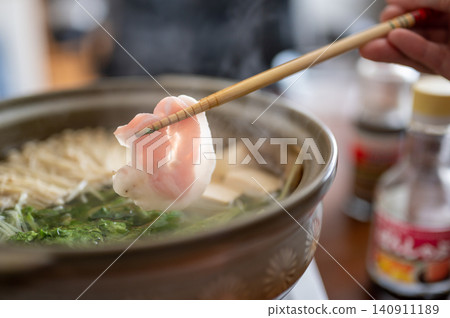 涮涮鍋:用筷子從鍋子夾豬肉 涮涮鍋:用筷子從鍋子夾豬肉 140911189