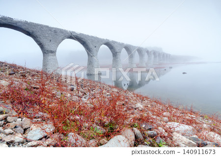 北海道上石幌町的陶州別川大橋:一座廢棄的鐵路橋被薄霧和秋葉籠罩,構成了一幅如夢似幻的景象。這裡是著名的旅遊景點。 北海道上石幌町的陶州別川大橋:一座廢棄的鐵路橋被薄霧和秋葉籠罩,構成了一幅如夢似幻的景象。這裡是著名的旅遊景點。 140911673