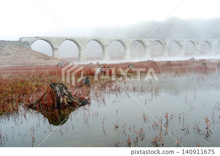 北海道上石幌町的陶州別川大橋：一座廢棄的鐵路橋被薄霧和秋葉籠罩，構成了一幅如夢似幻的景象。這裡是著名的旅遊景點。 140911675