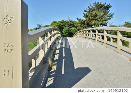 晴朗的陽光下的橘橋(京都府宇治市) 晴朗的陽光下的橘橋(京都府宇治市) 140912192