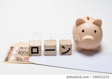 裝著現金的存錢罐,設計成模擬儲蓄和銀行貸款的樣式。 裝著現金的存錢罐,設計成模擬儲蓄和銀行貸款的樣式。 140912235
