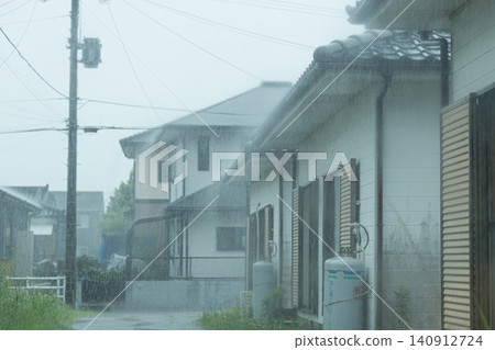 突如其來的暴雨導致雨水濺落在房屋的屋頂上。 突如其來的暴雨導致雨水濺落在房屋的屋頂上。 140912724
