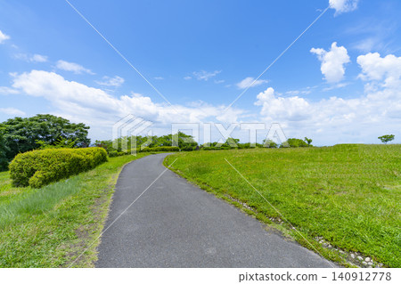 Early summer blue sky, clouds, grassland, and road Early summer blue sky, clouds, grassland, and road 140912778