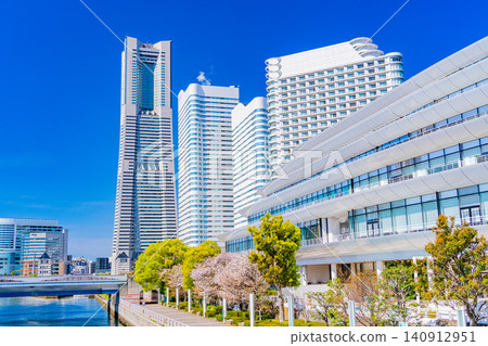 [Kanagawa Prefecture] Yokohama Minato Mirai: The scenery of Sakura Street with cherry blossoms in bloom. 140912951