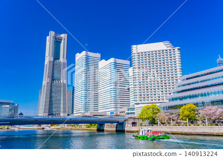 (神奈川縣)橫濱港未來:櫻花盛開,摩天大樓林立 (神奈川縣)橫濱港未來:櫻花盛開,摩天大樓林立 140913224