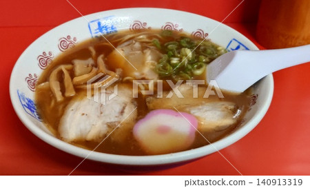 和歌山當地特色:井出商店的豚骨醬油拉麵 和歌山當地特色:井出商店的豚骨醬油拉麵 140913319