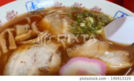 這是和歌山著名拉麵店「井出店」的濃鬱豬骨醬油湯麵和麵條的特寫。 這是和歌山著名拉麵店「井出店」的濃鬱豬骨醬油湯麵和麵條的特寫。 140913320