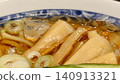 特寫鏡頭展現了山形縣著名的「冷拉麵」中的麵條、配料和冰塊。 140913321