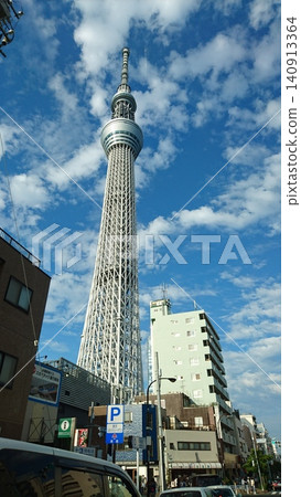 東京晴空塔和城市景觀在藍天的映襯下拔地而起。 東京晴空塔和城市景觀在藍天的映襯下拔地而起。 140913364