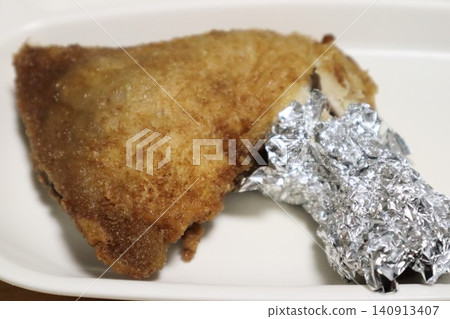 Half-fried chicken with curry flavor Half-fried chicken with curry flavor 140913407