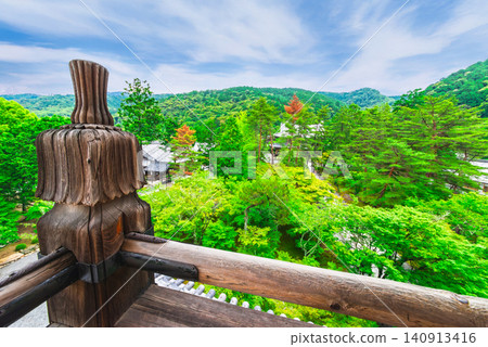 京都初夏:從南禪寺正門頂部眺望寺廟庭院。 京都初夏:從南禪寺正門頂部眺望寺廟庭院。 140913416