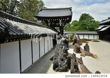 Tofuku-ji Temple Main Hall Garden: South Garden viewed from directly beside the entrance (Higashiyama Ward, Kyoto City) Tofuku-ji Temple Main Hall Garden: South Garden viewed from directly beside the entrance (Higashiyama Ward, Kyoto City) 140913434