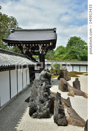 Tofuku-ji Temple Main Hall Garden: South Garden viewed from directly beside the entrance (Higashiyama Ward, Kyoto City) Tofuku-ji Temple Main Hall Garden: South Garden viewed from directly beside the entrance (Higashiyama Ward, Kyoto City) 140913435