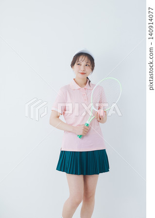 身著網球服的年輕女子 140914077