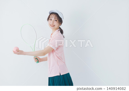 身著網球服的年輕女子 身著網球服的年輕女子 140914082