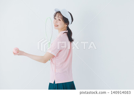 身著網球服的年輕女子 140914083