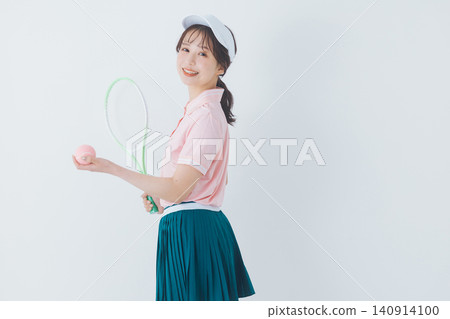 身著網球服的年輕女子 140914100