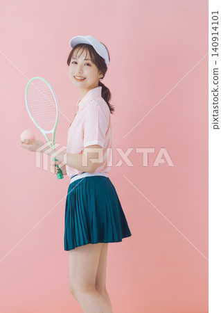 身著網球服的年輕女子 140914101
