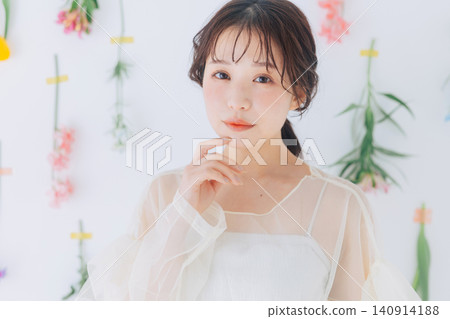 背景中一位年輕女子手持鮮花。 140914188