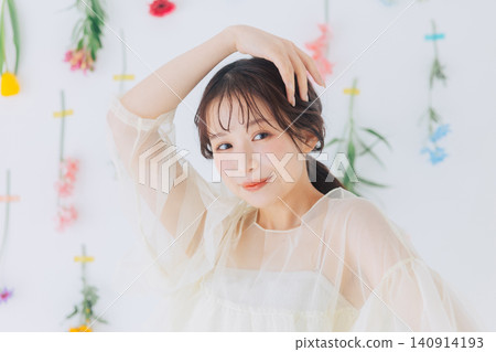 背景中一位年輕女子手持鮮花。 140914193