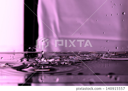 211.Mid-Air Droplets Splashing on Reflective Pink Water 211.Mid-Air Droplets Splashing on Reflective Pink Water 140915557