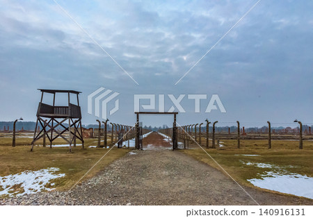 奧斯維辛二號集中營(比克瑙)的高壓帶刺鐵絲網-世界遺產地 奧斯維辛二號集中營(比克瑙)的高壓帶刺鐵絲網-世界遺產地 140916131