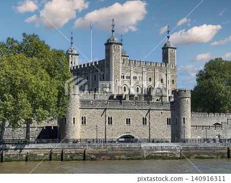 Tower of London Castle on the River Thames Tower of London Castle on the River Thames 140916311