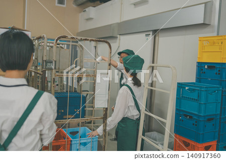 supermarket, backyard, salesperson 140917360