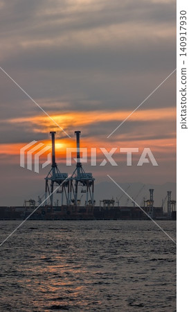 日落、大海和龍門起重機 日落、大海和龍門起重機 140917930