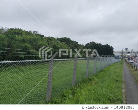 沿著宜野灣美軍基地的圍欄 沿著宜野灣美軍基地的圍欄 140918085