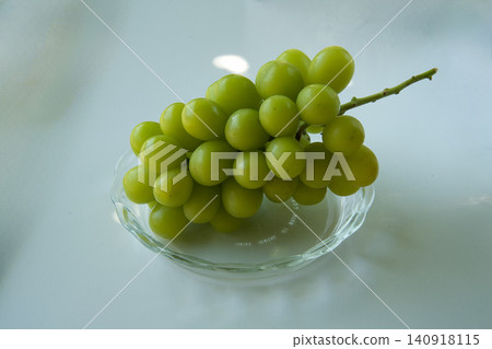 Shine Muscat grapes served on a transparent plate Shine Muscat grapes served on a transparent plate 140918115