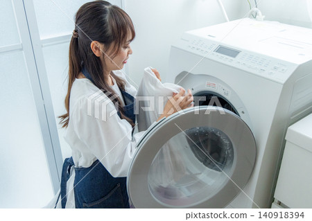 家庭主婦用滾筒洗衣機洗衣服 140918394
