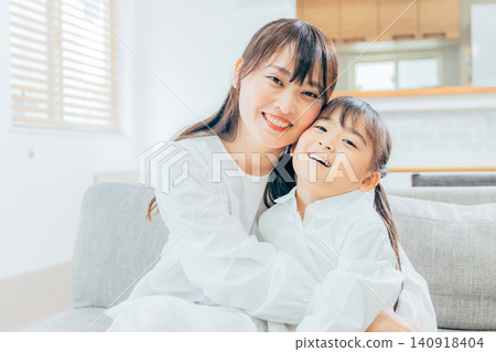 一位母親在照顧她上小學的女兒。 140918404