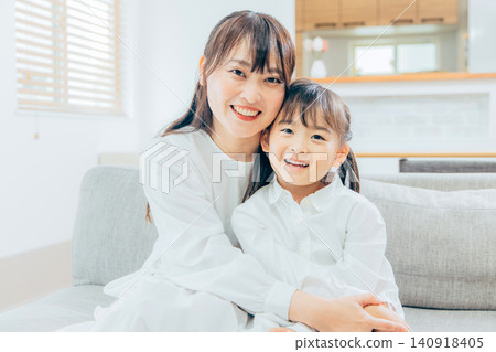 一位母親在照顧她上小學的女兒。 140918405