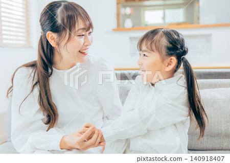 一位母親在照顧她上小學的女兒。 140918407
