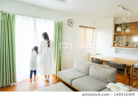 放鬆在客廳的婦女 140918409