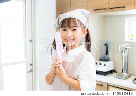 穿圍裙的女孩 140918416