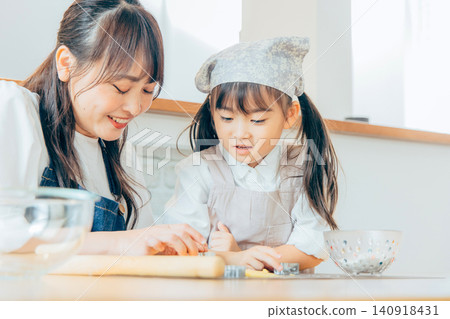 一個女孩和她的媽媽在做餅乾 140918431