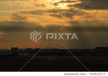光線進入雲層之間 光線進入雲層之間 140918717