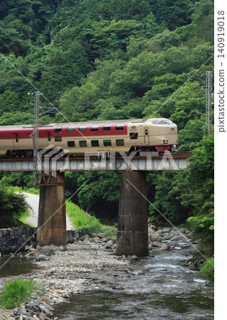 The 285 series sleeper express train Sunrise Izumo speeds through the Hakubi Line in the early morning amidst the beautiful fresh greenery. (Photographed on June 19, 2026) The 285 series sleeper express train Sunrise Izumo speeds through the Hakubi Line in the early morning amidst the beautiful fresh greenery. (Photographed on June 19, 2026) 140919018