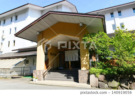 [Entrance to "Fuga no Yado Choseikan," a quasi-style inn in Muramatsu Onsen, Gozu Onsenkyo, Agano City] 140919056