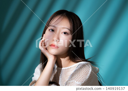 年輕女性的美麗 年輕女性的美麗 140919137