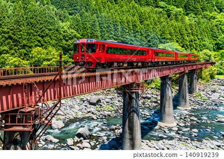 特快列車由布號跨越久大本線的枯須川。 特快列車由布號跨越久大本線的枯須川。 140919239
