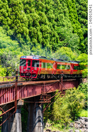 特快列車由布號跨越久大本線的枯須川。 特快列車由布號跨越久大本線的枯須川。 140919241