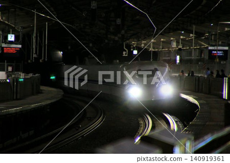沿著日本的大馬路疾馳! !東海道新幹線「N700S」~夜幕下的熱海站~ 沿著日本的大馬路疾馳! !東海道新幹線「N700S」~夜幕下的熱海站~ 140919361