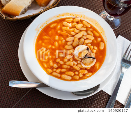 Stewed white beans with clams - traditional dish of spanish cuisine Stewed white beans with clams - traditional dish of spanish cuisine 140920127