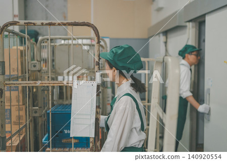 supermarket, backyard, female 140920554